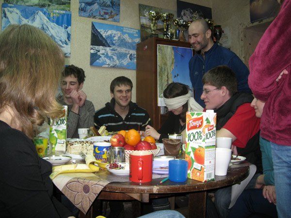 Всё это за праздничным столом...посмотреть следующее фото...
