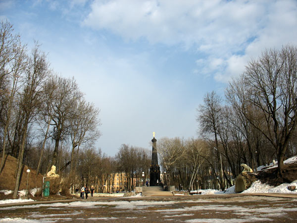 Памятник войне 1812 года....посмотреть следующее фото...