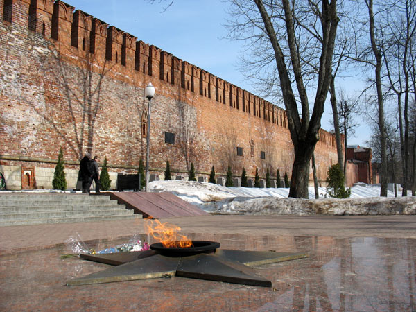 Вечный огонь....посмотреть следующее фото...