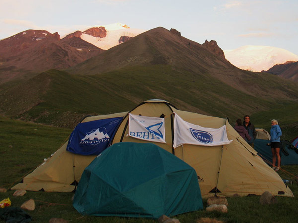 Штабная палатка на фоне Эльбруса....посмотреть следующее фото...