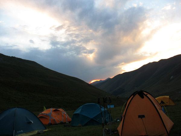 Палатки в базовом лагере....посмотреть следующее фото...