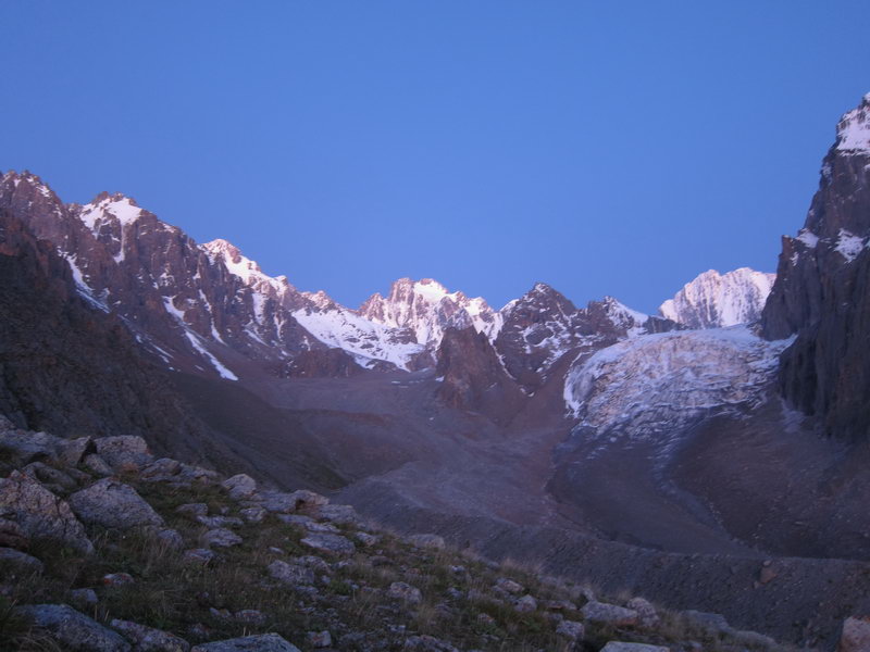 Ледник Аксай (справа) и морена ледника Учитель (слева), Корона по центру вдалеке, перед ней пик Рацека...посмотреть следующее фото...