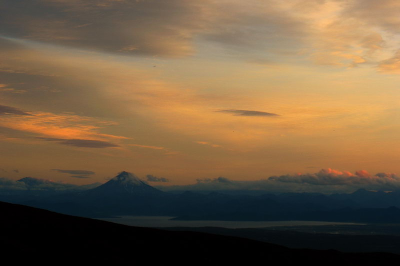 Вечером небо на Камчатке мгновенно меняет свои цвета....посмотреть следующее фото...