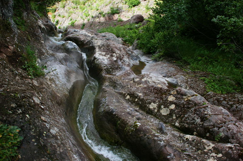 Желоба, промытые водой в лаве....посмотреть следующее фото...