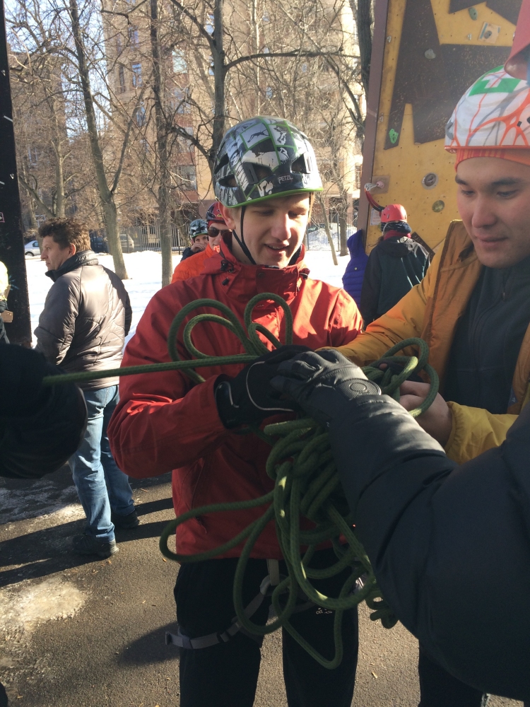 Девушки старательно запутывали верёвку......посмотреть следующее фото...
