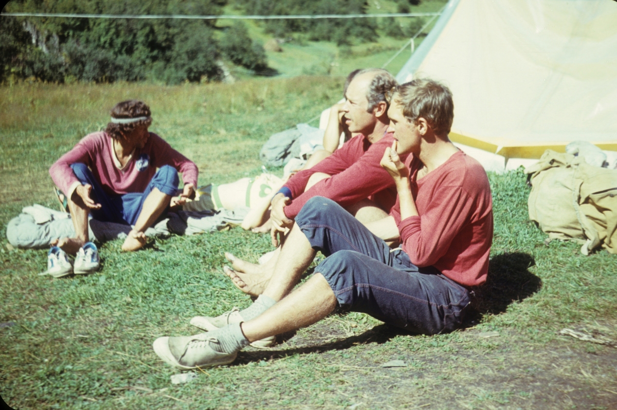 Сборы ЦС альпинизма МАИ в Дигории в 1979 г. Справа налево: А. Щербаков, О. Сивков, В. Николаев...посмотреть следующее фото...