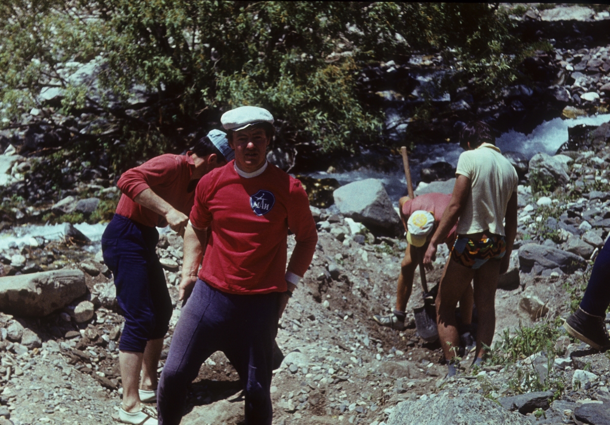 Сборы ЦС альпинизма МАИ в Фанских горах в 1978 г. На переднем плане – Е. Киреев...посмотреть следующее фото...