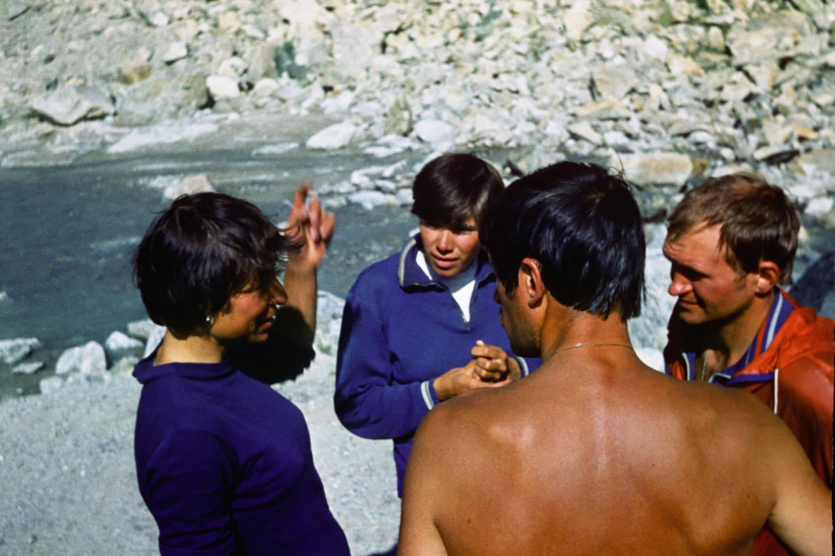 1982 г., Безенги, слева направо: Марина Глекова, Марина Сдобникова, Боб Антушев, Саня Щербаков...посмотреть следующее фото...