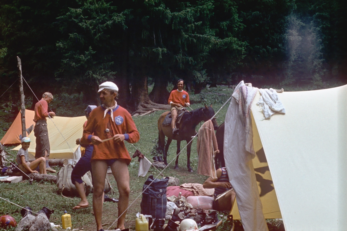 1979 г., Каракол, слева направо: Юра Филимонов, Саша Ермолин, Костя Качуровский на коне...посмотреть следующее фото...