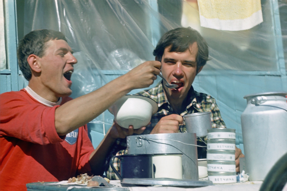 1979 г., Каракол, Володя Юшко кормит Костю Качуровского...посмотреть следующее фото...